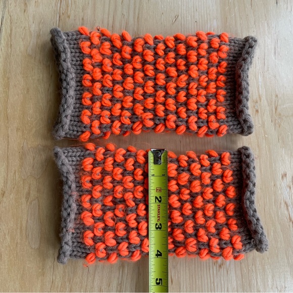 Cute wrist warmers with thumb loops - Picture 5 of 6